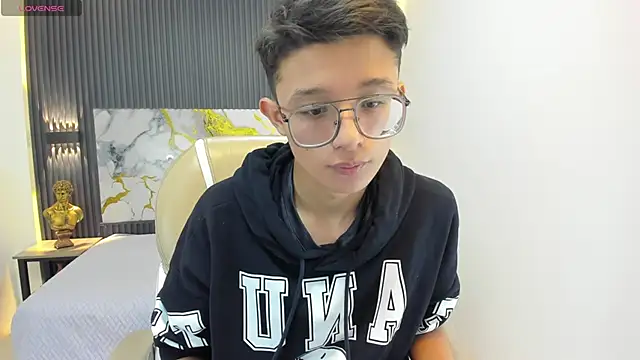 Snapshot of SantiagoRusso18 chatting on 09.10.25 SantiagoRusso18 online show from 09.10.25