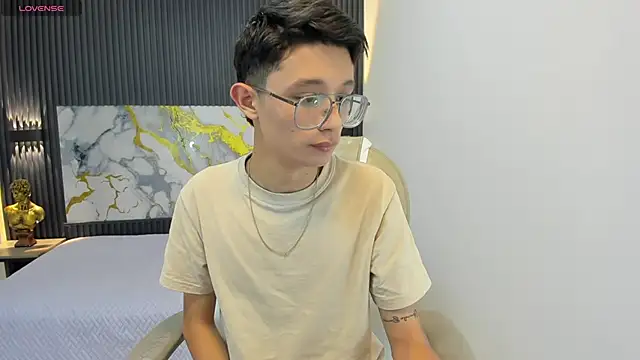 Snapshot of SantiagoRusso18 chatting on 09.14.25 SantiagoRusso18 online show from 09.14.25