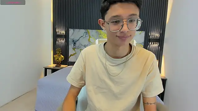 Snapshot of SantiagoRusso18 chatting on 09.19.25 SantiagoRusso18 online show from 09.19.25