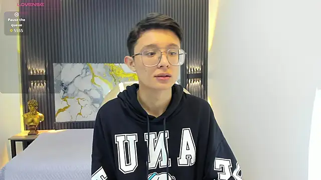 Snapshot of SantiagoRusso18 chatting on 09.21.25 SantiagoRusso18 online show from 09.21.25