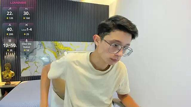 Snapshot of SantiagoRusso18 chatting on 09.23.25 SantiagoRusso18 online show from 09.23.25