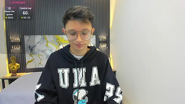 Snapshot of SantiagoRusso18 chatting on 09.24.25 SantiagoRusso18 online show from 09.24.25