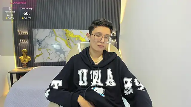 Snapshot of SantiagoRusso18 chatting on 09.26.25 SantiagoRusso18 online show from 09.26.25