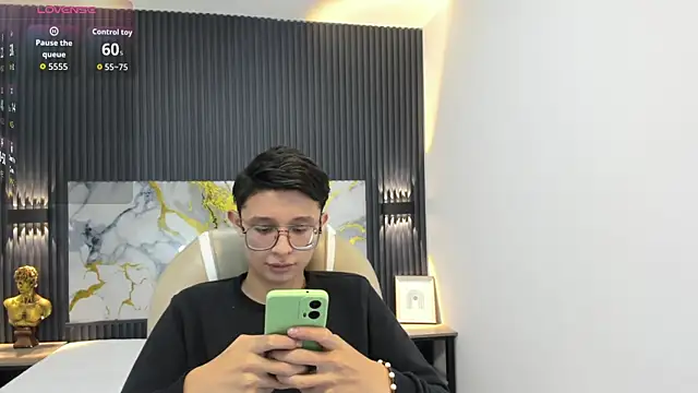 Snapshot of SantiagoRusso18 chatting on 10.01.25 SantiagoRusso18 online show from 10.01.25