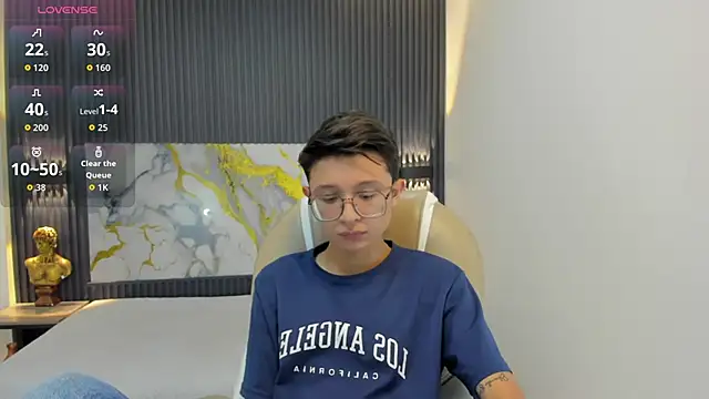 Snapshot of SantiagoRusso18 chatting on 10.05.25 SantiagoRusso18 online show from 10.05.25