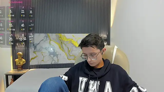 Snapshot of SantiagoRusso18 chatting on 10.06.25 SantiagoRusso18 online show from 10.06.25