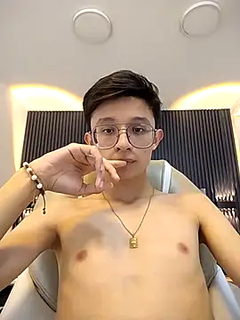 Snapshot of SantiagoRusso18 chatting on 10.07.25 SantiagoRusso18 online show from 10.07.25