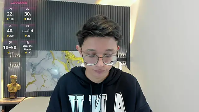 Snapshot of SantiagoRusso18 chatting on 10.10.25 SantiagoRusso18 online show from 10.10.25