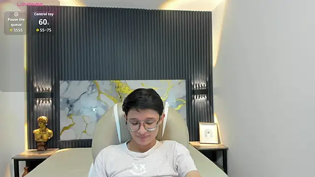 Snapshot of SantiagoRusso18 chatting on 10.17.25 SantiagoRusso18 online show from 10.17.25