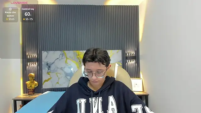 Snapshot of SantiagoRusso18 chatting on 10.25.25 SantiagoRusso18 online show from 10.25.25