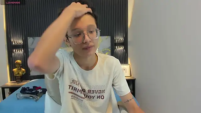 Snapshot of SantiagoRusso18 chatting on 10.30.25 SantiagoRusso18 online show from 10.30.25