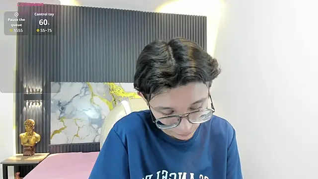 Snapshot of SantiagoRusso18 chatting on 11.06.25 SantiagoRusso18 online show from 11.06.25