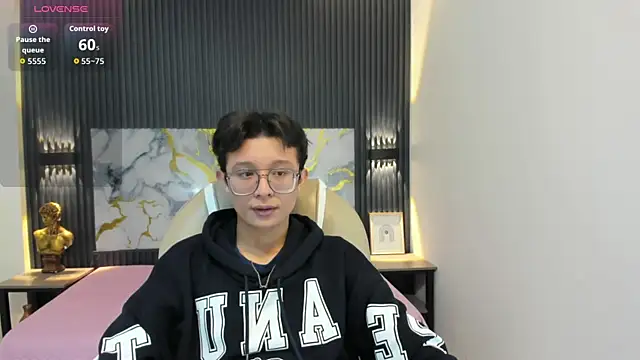 Snapshot of SantiagoRusso18 chatting on 11.09.25 SantiagoRusso18 online show from 11.09.25