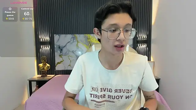 Snapshot of SantiagoRusso18 chatting on 11.11.25 SantiagoRusso18 online show from 11.11.25