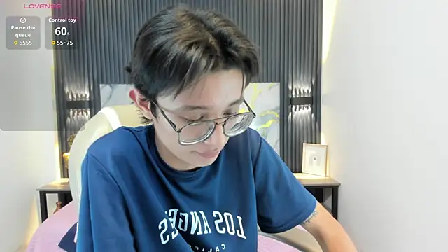 Snapshot of SantiagoRusso18 chatting on 11.13.25 SantiagoRusso18 online show from 11.13.25