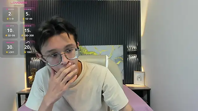 Snapshot of SantiagoRusso18 chatting on 11.14.25 SantiagoRusso18 online show from 11.14.25