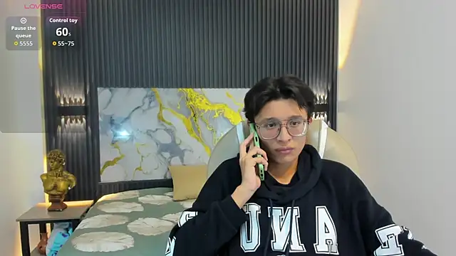 Snapshot of SantiagoRusso18 chatting on 11.21.25 SantiagoRusso18 online show from 11.21.25