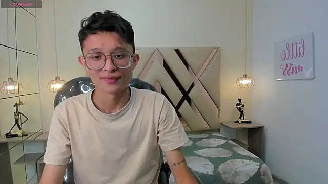 SantiagoRusso18 online show from 12.14.25