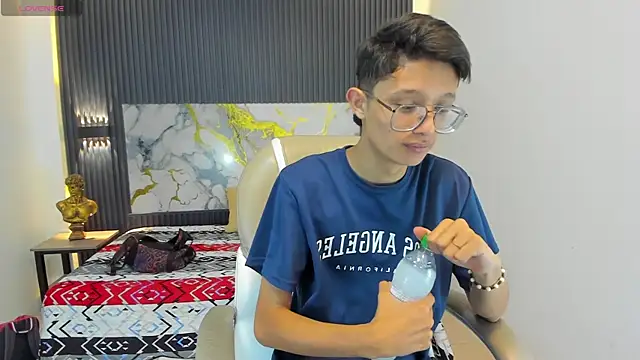 SantiagoRusso18 online show from 12.18.25