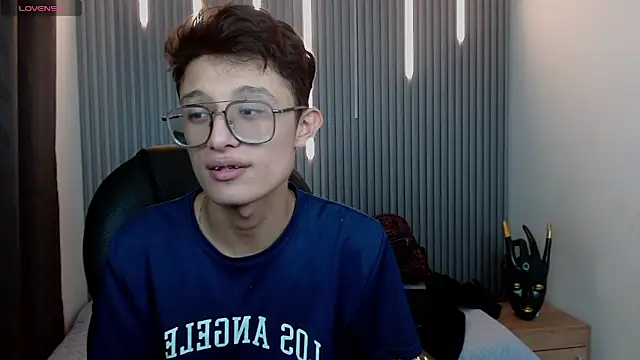Snapshot of SantiagoRusso18 chatting on 04.19.26 SantiagoRusso18 online show from 04.19.26