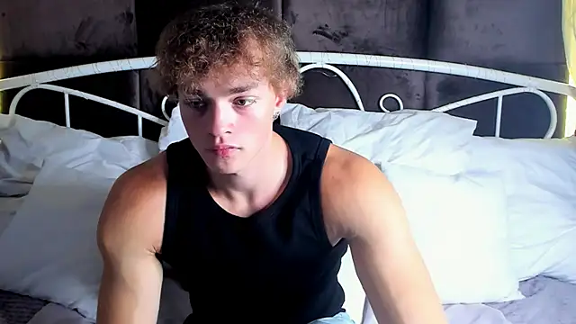 Snapshot of ChaseMuscular chatting on 10.10.25 ChaseMuscular online show from 10.10.25