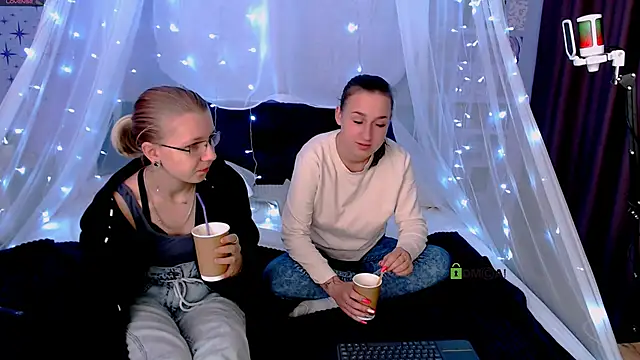 Snapshot of gloria_bubble chatting on 09.26.25 gloria bubble online show from 09.26.25