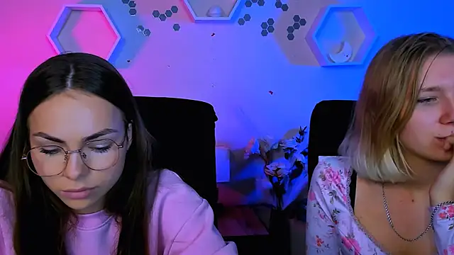 Snapshot of gloria_bubble chatting on 11.23.25 gloria bubble online show from 11.23.25