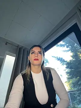 Snapshot of Ella_Vee chatting on 09.18.25 Ella Vee online show from 09.18.25