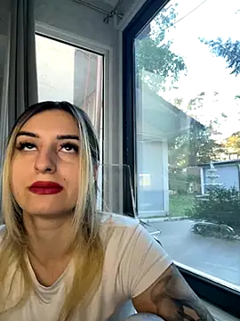 Snapshot of Ella_Vee chatting on 09.24.25 Ella Vee online show from 09.24.25