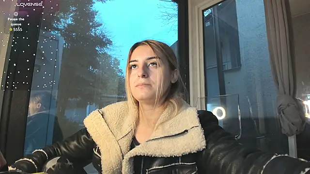 Snapshot of Ella_Vee chatting on 11.23.25 Ella Vee online show from 11.23.25