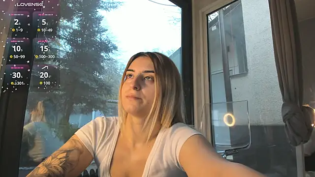 Snapshot of Ella_Vee chatting on 11.29.25 Ella Vee online show from 11.29.25