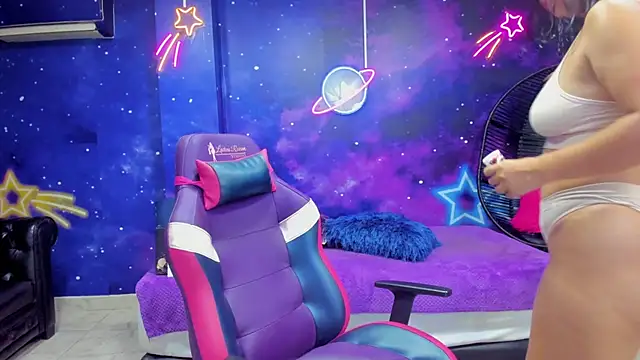 Snapshot of Thalia_Cortea chatting on 11.25.25 Thalia Cortea online show from 11.25.25