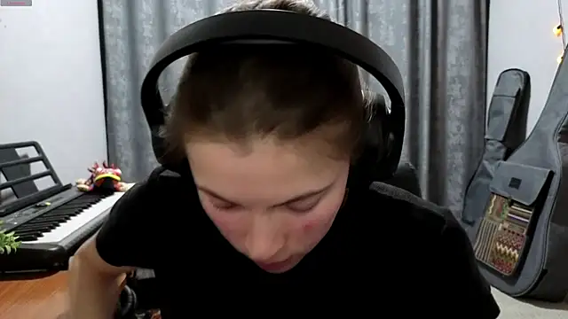 CutieAnny online show from 04.14.26