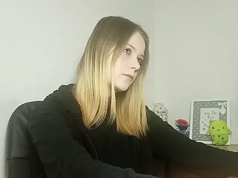 LydiaYoung online show from 11.06.25