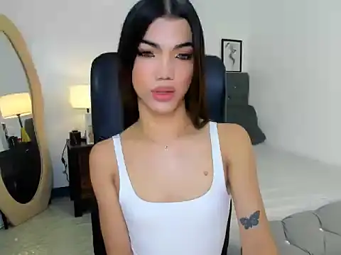 Snapshot of CassieSommereux chatting on 11.25.25 CassieSommereux online show from 11.25.25