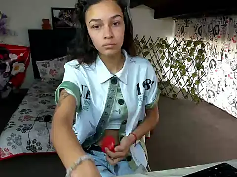 Snapshot of Skylovershot chatting on 01.17.26 Skylovershot online show from 01.17.26