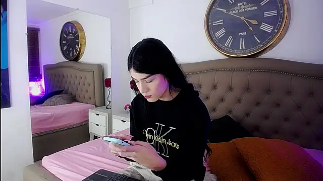 Snapshot of AuroraRicci chatting on 10.17.25 AuroraRicci online show from 10.17.25