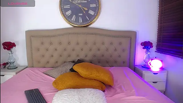 Snapshot of AuroraRicci chatting on 10.23.25 AuroraRicci online show from 10.23.25