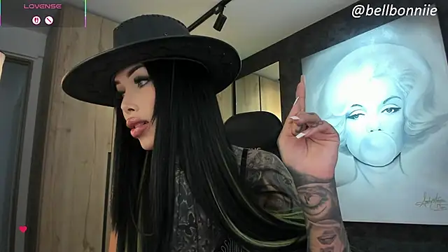 Snapshot of belllbonniie chatting on 10.30.25 belllbonniie online show from 10.30.25