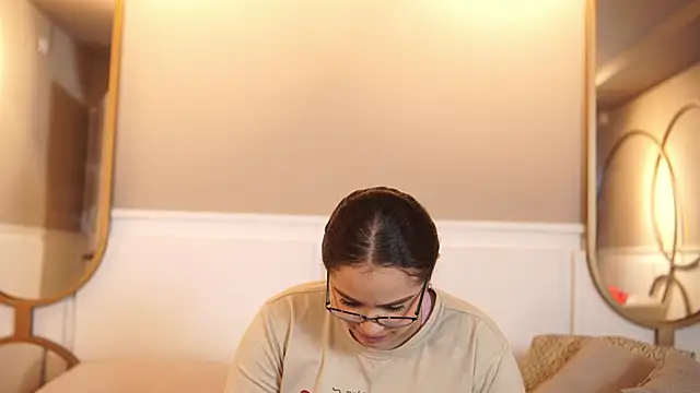 Snapshot of Tayler_Kim chatting on 10.11.25 Tayler Kim online show from 10.11.25