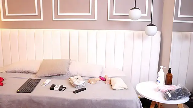 Snapshot of Tayler_Kim chatting on 11.30.25 Tayler Kim online show from 11.30.25