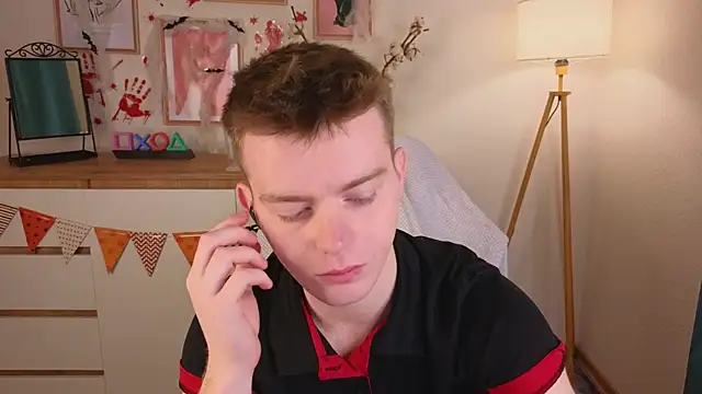 Snapshot of happy_de1mos chatting on 10.27.25 happy de1mos online show from 10.27.25