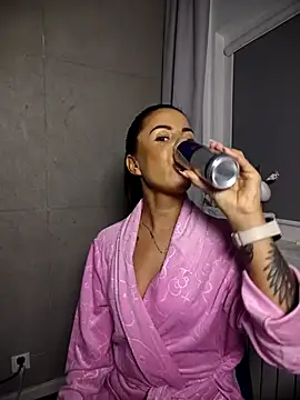 Snapshot of BabyFaceMia chatting on 11.20.25 BabyFaceMia online show from 11.20.25