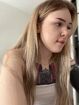 Snapshot of elliss_ chatting on 09.19.25 elliss online show from 09.19.25