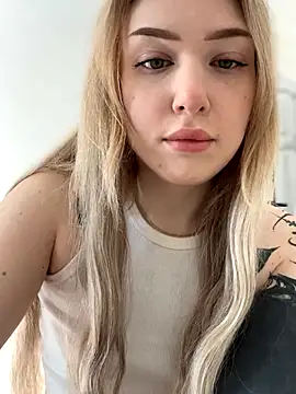 Snapshot of elliss_ chatting on 09.30.25 elliss online show from 09.30.25