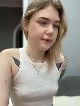 Snapshot of elliss_ chatting on 10.11.25 elliss online show from 10.11.25