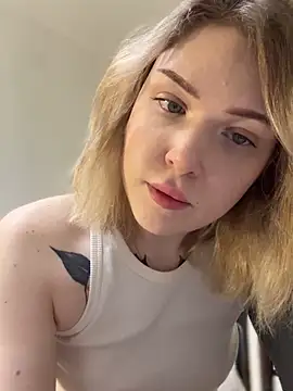 Snapshot of elliss_ chatting on 10.24.25 elliss online show from 10.24.25