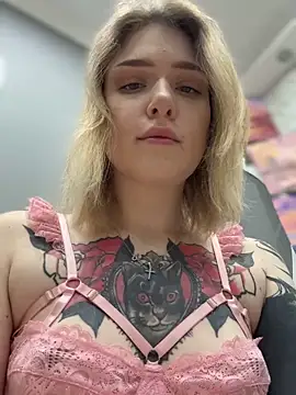 Snapshot of elliss_ chatting on 11.12.25 elliss online show from 11.12.25