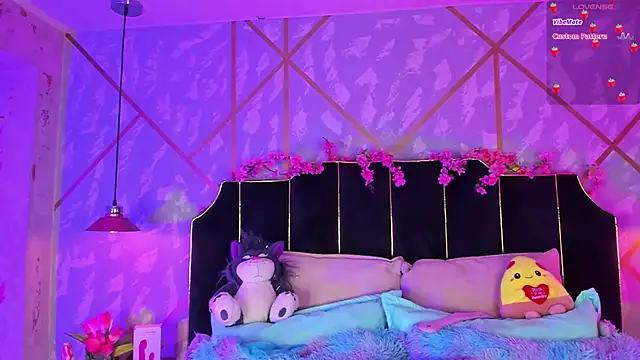 LindaWz  online show from 02.26.26