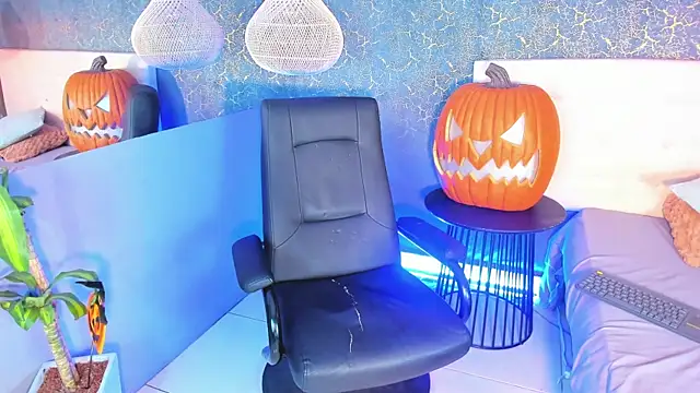 Snapshot of zorre_ chatting on 10.29.25 zorre online show from 10.29.25